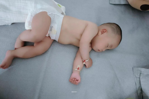 无棣宝宝拉屎有黑色颗粒